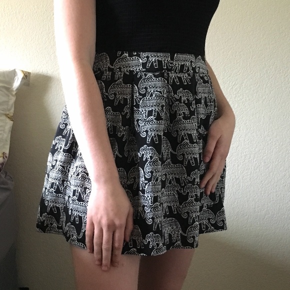 High-Waisted Skirt with Elephant Pattern - Picture 2 of 4